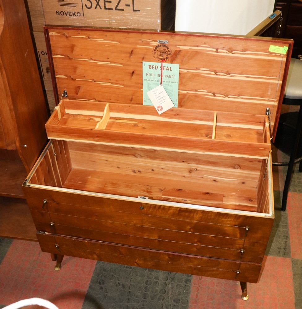 VINTAGE HONDERICH RED SEAL CEDAR LINED CHEST