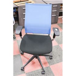 BLACK AND BLUE HYDRAULIC LIFT OFFICE CHAIR