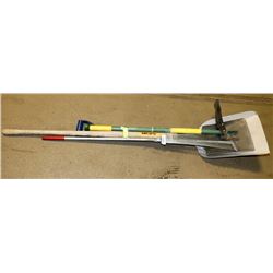 LOT OF GARDEN TOOLS INCL. YARDWORKS