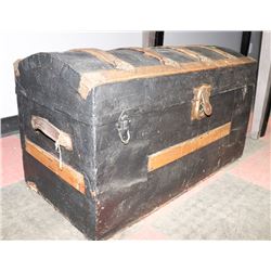 ANTIQUE TRUNK
