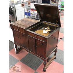 1923 VICTROLLA PHONOGRAPH WITH ALBUM OF RECORDS.