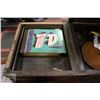 Image 4 : 1923 VICTROLLA PHONOGRAPH WITH ALBUM OF RECORDS.
