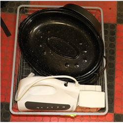 2 LARGE ROASTERS, KITCHEN SCALE &  ELECTRIC KETTLE