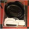 Image 1 : 2 LARGE ROASTERS, KITCHEN SCALE &  ELECTRIC KETTLE
