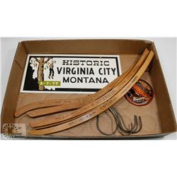 LOT OF 3 ANTIQUES FLAT HANGERS , BUTTON 1927