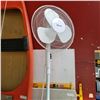 Image 2 : 2 WHITE FLOOR FANS HAWIIAN BREEZE AND 16" FAN BOTH WORKING