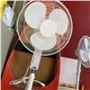 Image 3 : 2 WHITE FLOOR FANS HAWIIAN BREEZE AND 16" FAN BOTH WORKING