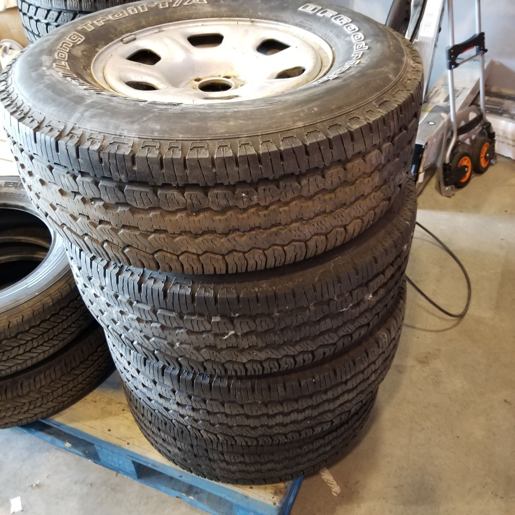 SET OF 4 BF GOODRICH RADIAL LONG TRAIL TIRES 265/70 R16 ON 6 BOLT RIMS