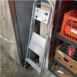 RAYNOLDS 2-STEP ALUMINUM LADDER