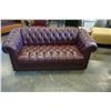 Image 3 : BURGUNDY LEATHER LOVESEAT BUTTON BACK AND BRASS STUDS