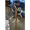 Image 2 : TOWEL RACK AND DECORATIVE DISPLAY STAND