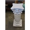 Image 2 : WHITE PEDESTAL