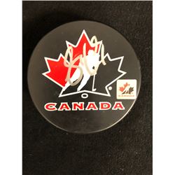 SIDNEY CROSBY SIGNED TEAM CANADA HOCKEY PUCK