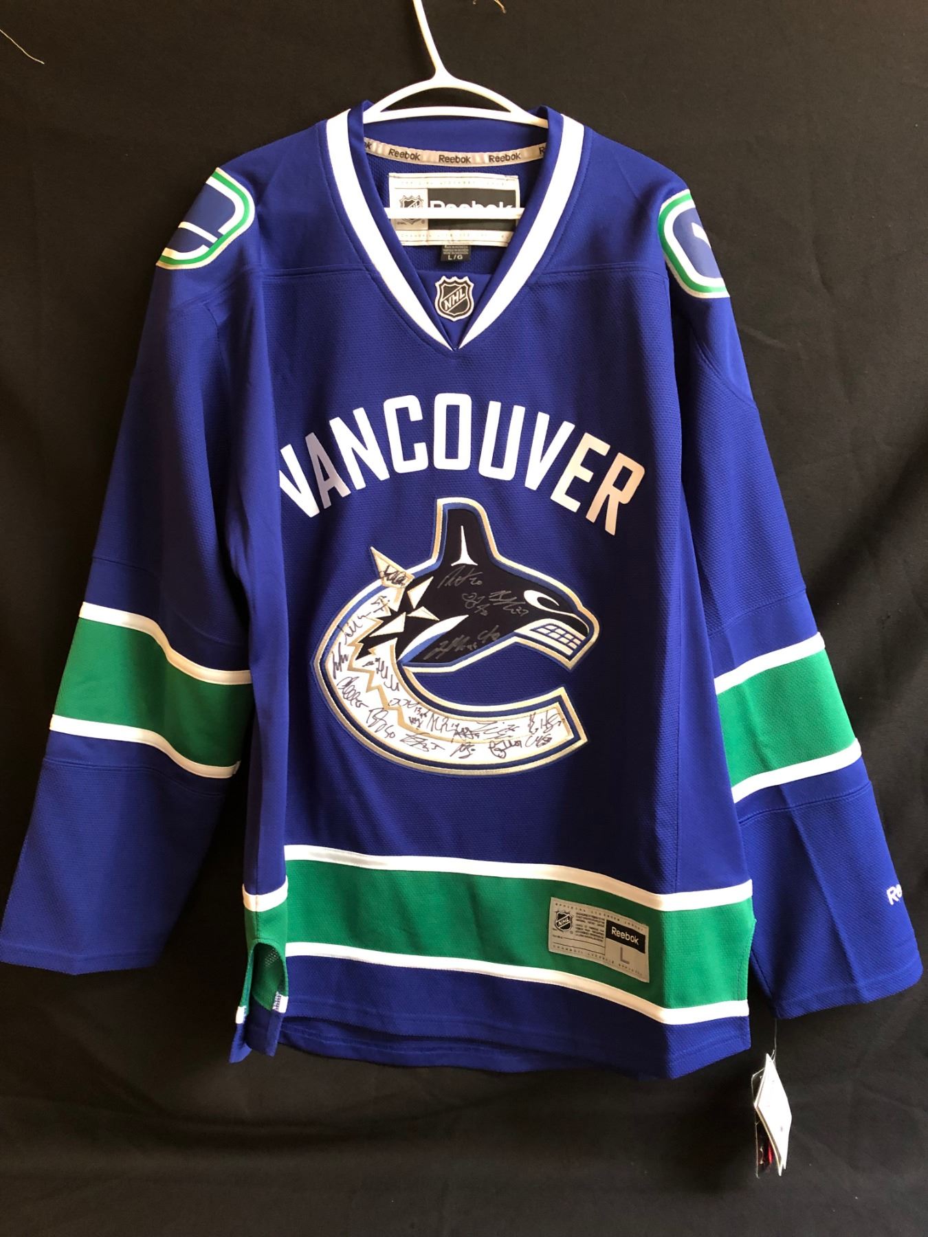 Vancouver Reebok VANCOUVER CANUCKS TEAM SIGNED REEBOK HOCKEY JERSEY