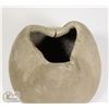 Image 4 : 56) MARY BORGSTROM STONE POLISHED PINCHED TOP POT
