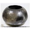 Image 1 : 30) BLACK POT HAND POLISHED BLACK GLAZE, SIGNED