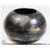 Image 2 : 30) BLACK POT HAND POLISHED BLACK GLAZE, SIGNED