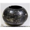 Image 3 : 30) BLACK POT HAND POLISHED BLACK GLAZE, SIGNED