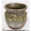 Image 1 : 81) SIGNED CERAMIC POT WITH DETAIL