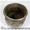 Image 3 : 81) SIGNED CERAMIC POT WITH DETAIL