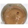 Image 4 : 81) SIGNED CERAMIC POT WITH DETAIL