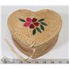 Image 1 : ACHO DENE BIRCHBARK BASKET, MEDIUM HEART SHAPED,