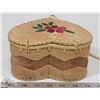 Image 4 : ACHO DENE BIRCHBARK BASKET, MEDIUM HEART SHAPED,