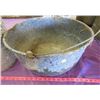 Image 3 : LARGE POT AND TIN MILK CAN