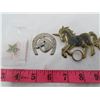 Image 2 : LOT OF HORSE ITEMS (HORSE SHOE TOKENS, PIN, ETC)