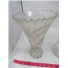 Image 2 : LOT OF 3 GLASS VASES (INTRICATE DETAIL)