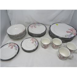 LOT OF CHRISTMAS GIFT PLATES (NORITAKE) *8 LARGE PLATES* (6 MEDIUM PLATES) *ORIGINAL BOX*