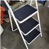 Image 2 : 3 STEP FOLDING LADDER