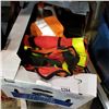 Image 2 : 4-WHEEL DOLLY W/ BOX OF PARTS ORGANIZER AND HIGH-VIS VESTS