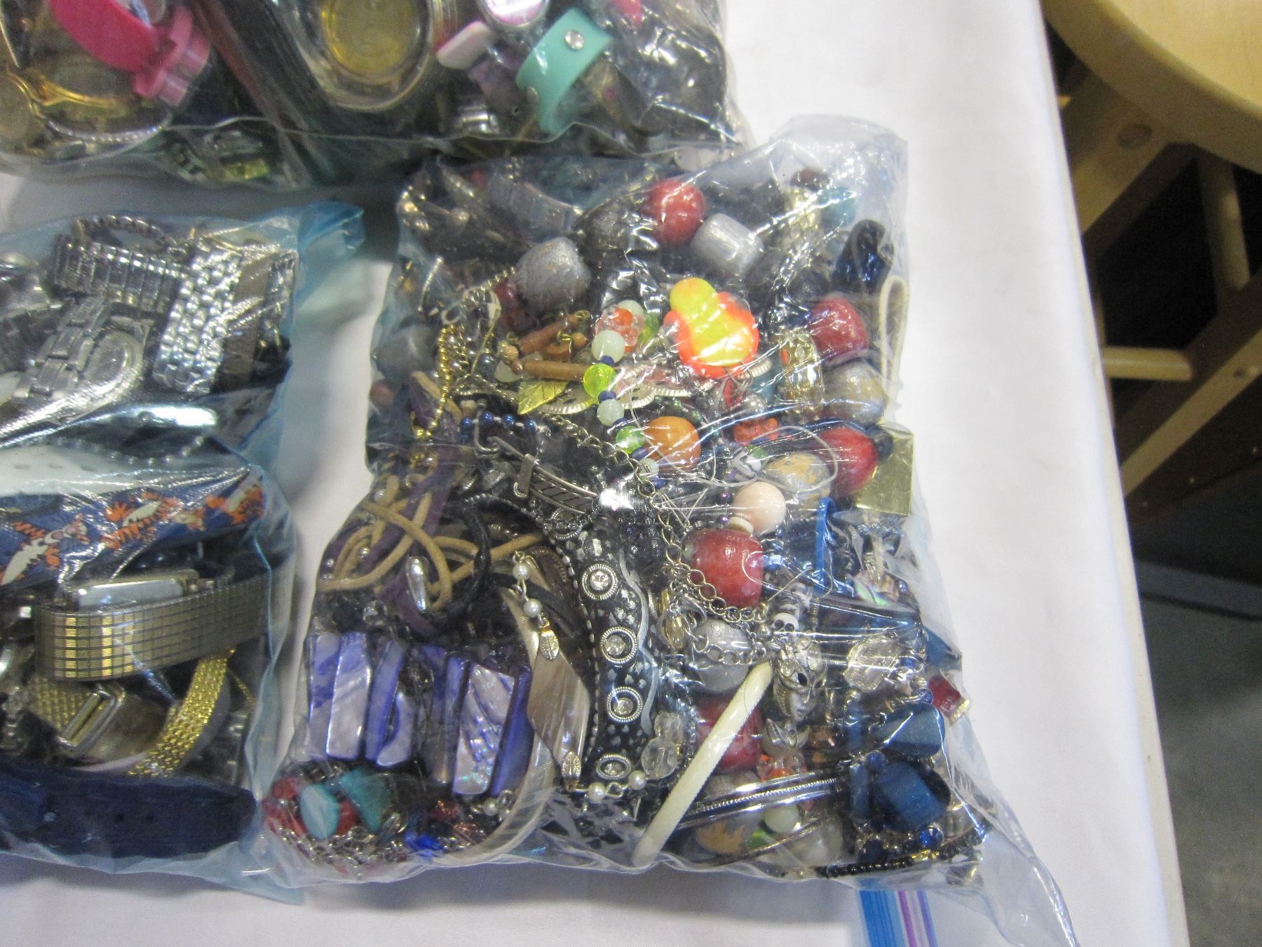 3 LARGE BAGS OF JEWELLERY AND WATCHES - Big Valley Auction