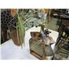 Image 2 : DECORATIVE TABLE LAMP AND VASE