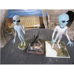 LOT OF 3 FIGURES 2 ALIENS & WOOD SHARK ON ROCK & WOOD