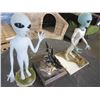 Image 4 : LOT OF 3 FIGURES 2 ALIENS & WOOD SHARK ON ROCK & WOOD