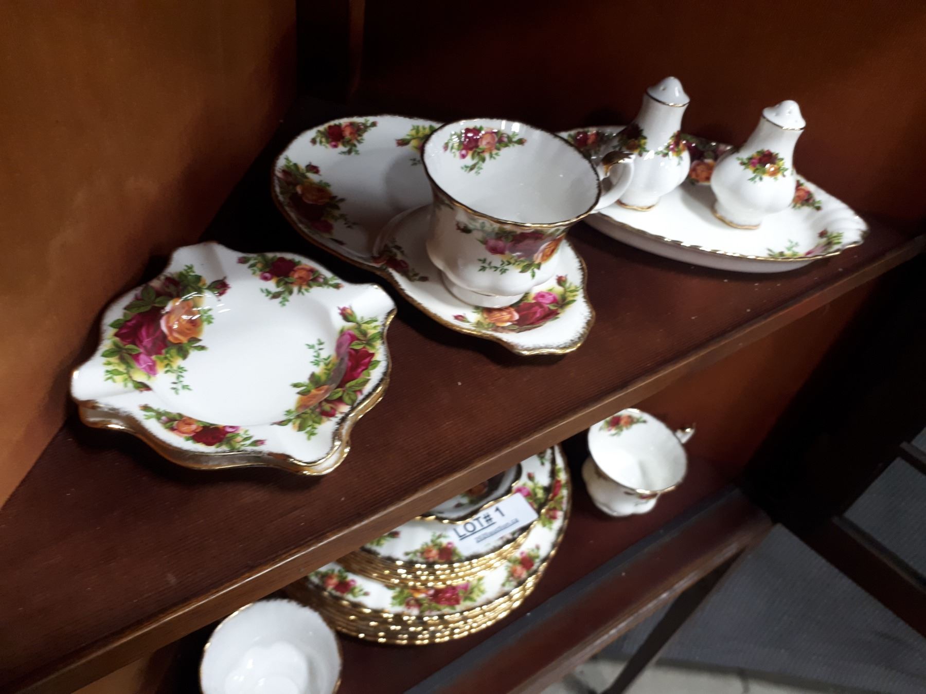 ROYAL ALBERT OLD COUNTRY ROSES CHINA