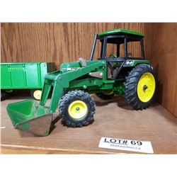 JOHN DEERE METAL DIE CAST TRACTOR