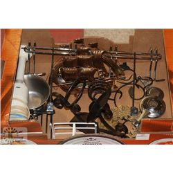 FLAT OF BRASS, STAINLESS AND IRON DÉCOR AND