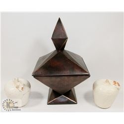 BROWN HOLDER WITH CERAMIC WHITE APPLES