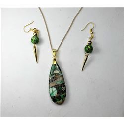 16)  GREEN SEA SEDIMENT PENDANT ON