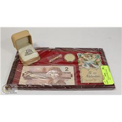 TRAY OF COLLECTIBLES AND CURRENCY