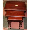 Image 1 : SET OF 3 NESTING TABLES.