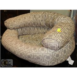 LARGE PET BED