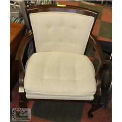 SINGLE WOODEN CHAIR WITH CREAM UPHOLSTRY.