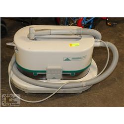 BISSELL FLOOR CLEANER WITH NO ATTACHMENTS.