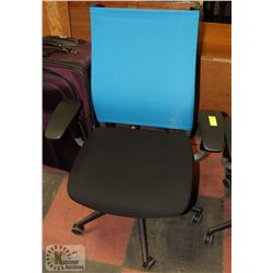 BLACK AND BLUE HYDRAULIC LIFT OFFICE CHAIR.