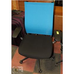 BLACK AND BLUE HYDRAULIC LIFT OFFICE CHAIR.