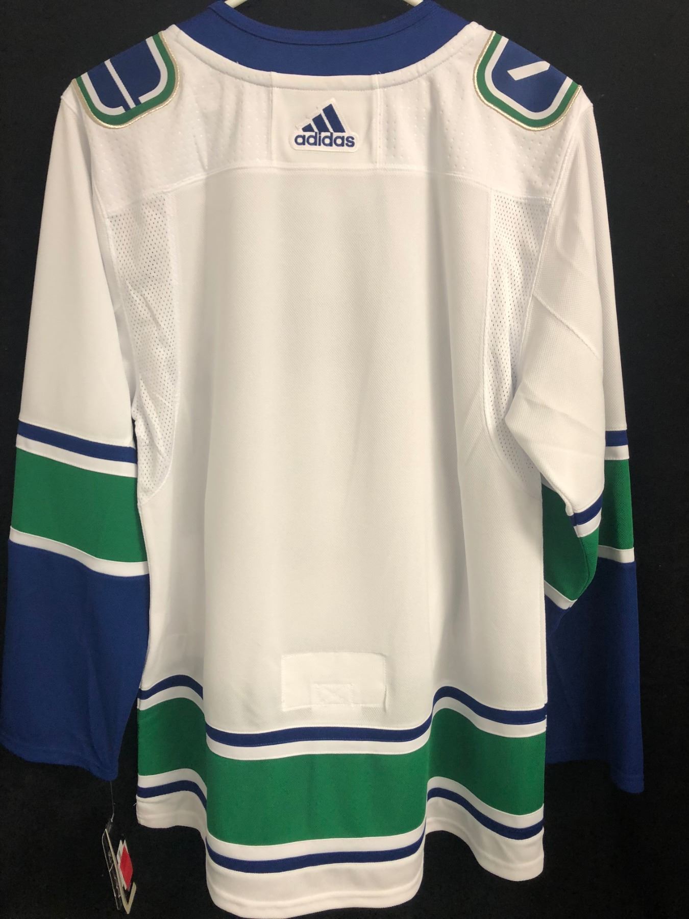 VANCOUVER CANUCKS TEAM SIGNED JERSEY VANCOUVER CANUCKS TEAM SIGNED JERSEY